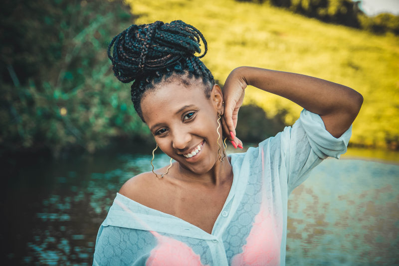 长发绺头发的女人触碰她的脸Woman With Dreadlocks Hair Touch Her Face|attractive,Beautiful,beauty,blurred background,casual,Close-up,Daylight,daytime,eyes,face,facial expression,Fashion,fashionable,female,hair,hairstyle,Hand,Happy,human,lady,lips,looking,model,outdoors,person,photoshoot,pose,posing,pretty,skin,smiling,wear,woman,Young,Youth,人,人类,休闲,发型,嘴唇,头发,女人,女性,寻找,年轻,微笑,快乐,户外,手,拍摄,时尚,有吸引力,构成,模型,模糊的背景,漂亮,白天,皮肤,眼睛,穿,美丽,美容,脸,那位女士,青年,面部表情-海量高质量免版权图片素材-设计师素材-摄影图片-mitapix-美塔图像