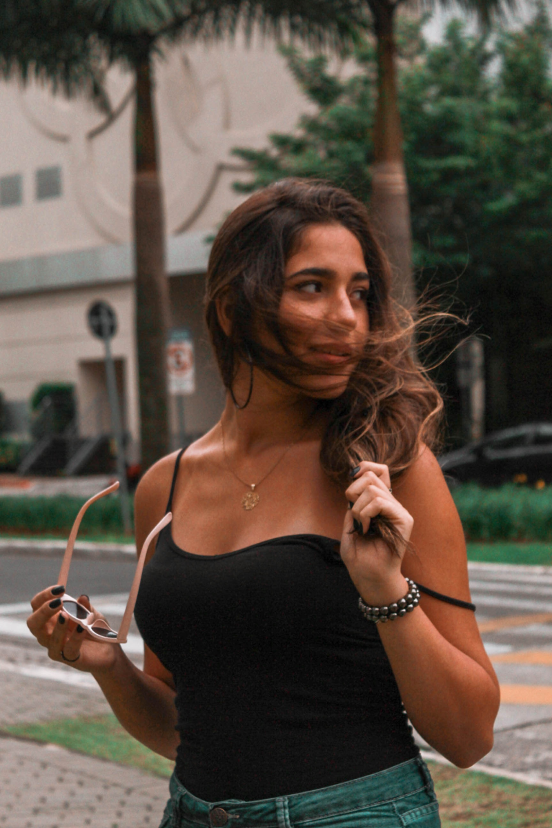 女人穿着黑色吊带背心的照片Photo of Woman Wearing Black Camisole-attractive,Beautiful,beauty,Blur,breeze,camisole,depth of field,facial expression,female,Focus,hair,holding,lady,looking away,necklace,outdoors,pendant,person,photoshoot,pose,pretty,shades,Smile,smiling,sunglasses,Travel,wear,wind,windy,woman,人,吊坠,吊带背心,大风,太阳镜,头发,女人,女士,女性,微笑,微风,户外,拍摄,控股,旅行,景深,有吸引力,构成,模糊,漂亮,焦点,看着别处,穿,美丽,阴影,面部表情,项链,风-海量高质量免版权图片素材-设计师素材-摄影图片-mitapix-美塔图像