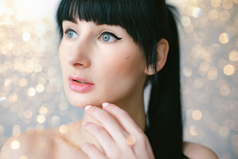 特写照片的女人的脸CloseUp Photo of Woman’s Face|attractive,Beautiful,beauty,blue eyes,Blur,bokeh,closeup,eyeshadow,face,female,Focus,hair,hairstyle,Hand,lady,looking away,makeup,model,photoshoot,Portrait,pretty,woman,化妆,发型,头发,女人,女士,女性,手,散景,有吸引力,模型,模糊,漂亮,焦点,照片拍摄,特写,眼影,美丽,肖像,脸,蓝色的眼睛,视线-海量高质量免版权图片素材-设计师素材-摄影图片-mitapix-美塔图像