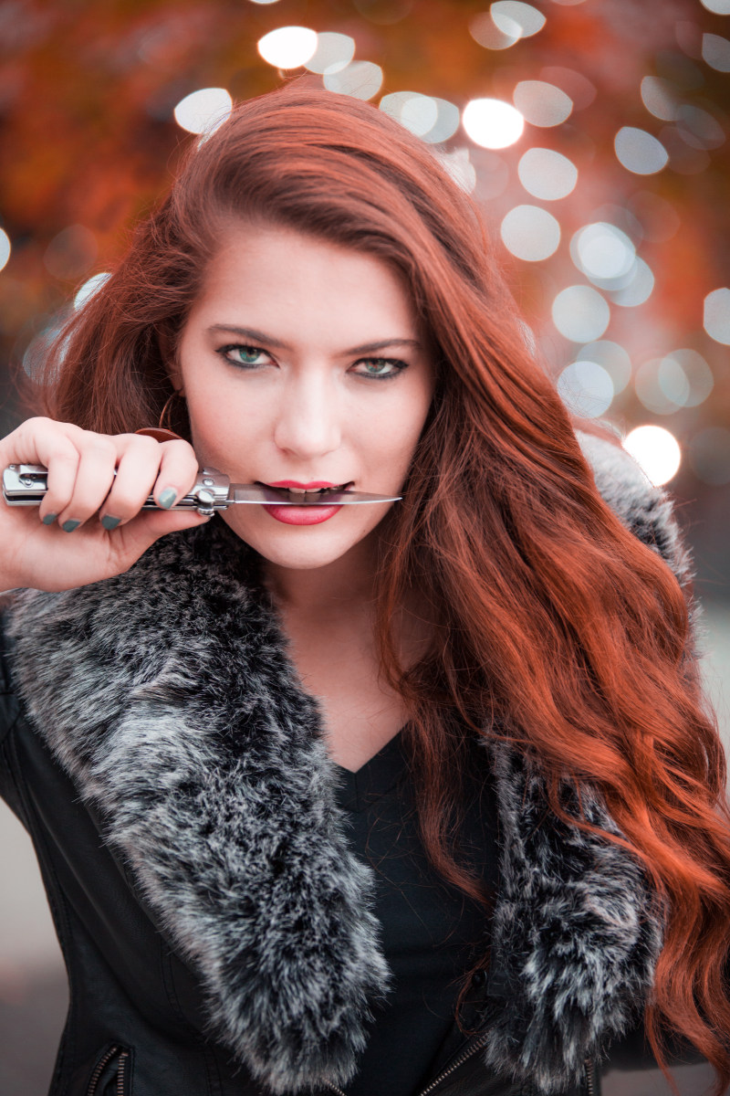 女人抱着灰色处理刀Woman Holding Gray Handled Knife-attractive,Beautiful,beauty,biting,bokeh,dress,eyes,face,Fashion,female,girl,glamour,hair,hairstyle,holding,indoors,knife,lady,lips,person,photoshoot,pose,pretty,skin,style,stylish,woman,Young,人,刀,发型,咬,嘴唇,在室内,头发,女士,女孩,女性,年轻的,拍摄,控股,散景,时尚,有吸引力,构成,漂亮,皮肤,眼睛,美丽,脸,连衣裙,风格,魅力-海量高质量免版权图片素材-设计师素材-摄影图片-mitapix-美塔图像