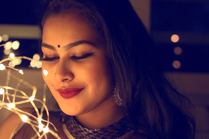 女人与红色唇膏和黑色的痣Woman With Red Lipstick And Black Bindi|attractive,Beautiful,beauty,face,female,girl,glamour,Illuminated,jewelry,Light,person,pretty,string lights,style,woman,人,光,女子,女孩,女性,字符串灯,有吸引力,样式,漂亮,照明,珠宝首饰,美丽,美容,脸,魅力-海量高质量免版权图片素材-设计师素材-摄影图片-mitapix-美塔图像