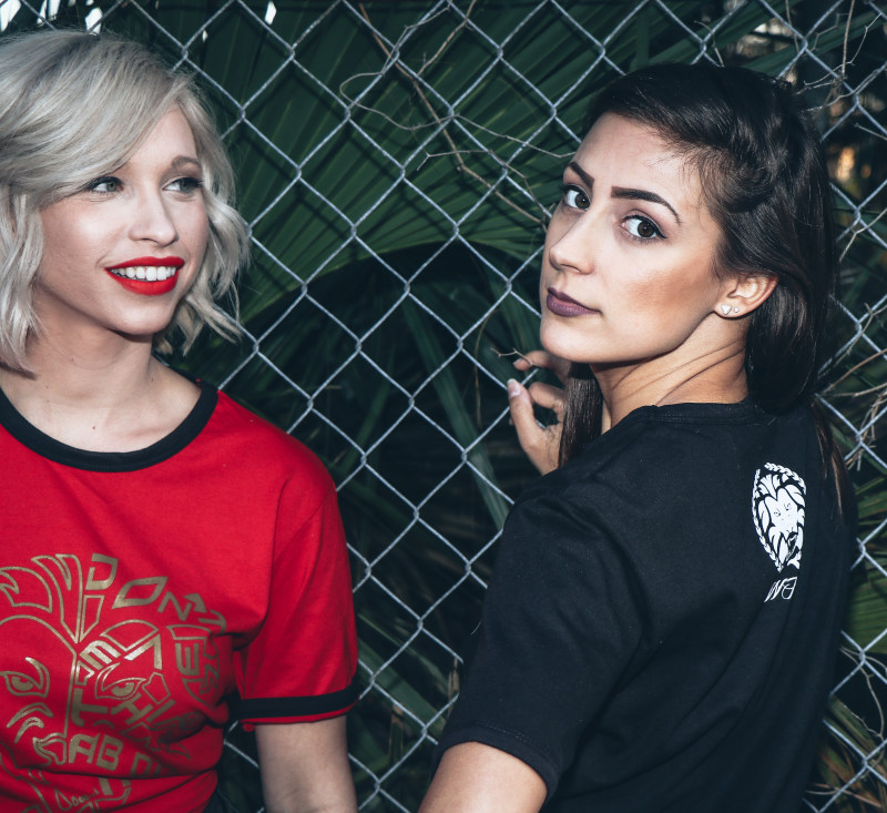 女人穿黑色衬衫旁边女人穿红色衬衫Woman Wearing Black Shirt Beside Woman Wearing Red Shirt|attractive,Beautiful,beauty,chain link fence,couple,eyes,faces,facial expression,Fashion,female,girls,hair,hairstyle,ladies,lips,make-up,models,outdoors,People,photoshoot,pose,pretty,smiling,style,stylish,wear,White,women,Young,Youth,人民,化妆,发型,嘴唇,夫妇,头发,女士们,女孩,女性,妇女,微笑,户外,拍摄,时尚,有吸引力,构成,模型,漂亮,白,眼睛,穿,美丽,美容,链链接围栏,青年,面孔,面部表情,风格-海量高质量免版权图片素材-设计师素材-摄影图片-mitapix-美塔图像