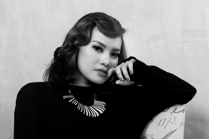 女人坐在墙附近Woman Sitting Near Wall|attractive,Beautiful,blackandwhite,face,facial expression,Fashion,fashionable,glamour,looking,model,monochromatic,pose,pretty,Retro,sexy,style,wear,woman,单色,复古,女人,姿势,性感,时尚,有吸引力,模型,漂亮,看,穿,美丽,脸,面部表情,风格,魅力,黑白-海量高质量免版权图片素材-设计师素材-摄影图片-mitapix-美塔图像