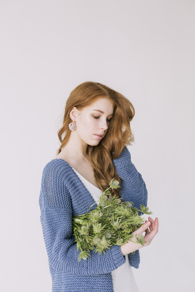 拿着绿色花的蓝色羊毛衫的妇女Woman in Blue Cardigan Holding Green Flowers|attractive,Beautiful,blonde,casual,closeup,eyes,face,Fashion,female,Flowers,girl,hair,Hand,holding,lady,lips,looking,person,photoshoot,pose,pretty,woman,Young,举行,人,偶然,嘴唇,夫人,头发,女人,女孩,女性,姿势,年轻的,手,时尚,有吸引力,漂亮,特写镜头,看,眼睛,美丽,花,金发碧眼,面孔-海量高质量免版权图片素材-设计师素材-摄影图片-mitapix-美塔图像