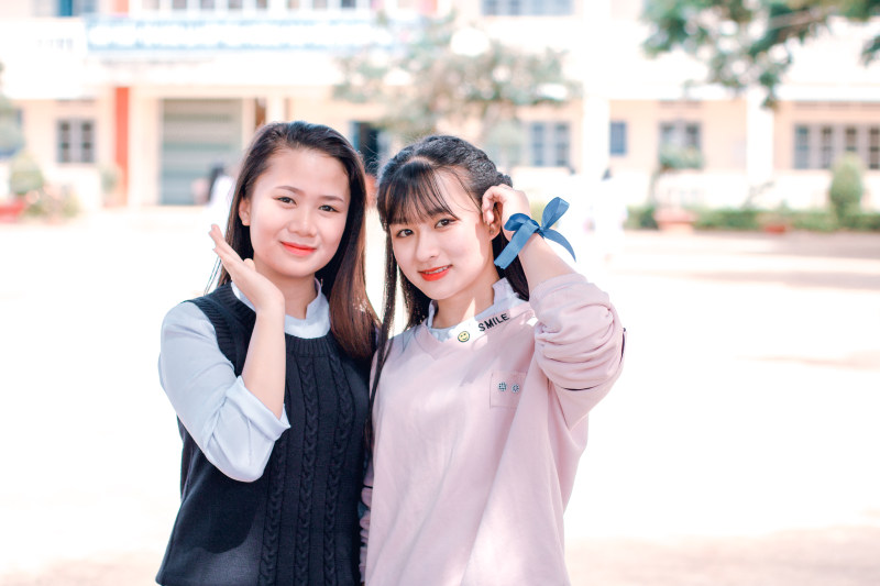 女人穿着黑色和白色圆领长袖上衣Woman Wearing Black and White Crewneck Longsleeved Top|attractive,Beautiful,blurred background,casual,closeup,daytime,faces,Fashion,female,friendship,girls,hair,Happy,ladies,looking,outdoors,People,photoshoot,pretty,smiling,togetherness,wear,women,Young,人们,休闲,友谊,头发,女士们,女孩,女性,妇女,寻找,微笑,快乐,户外,拍摄图片,时尚,有吸引力,模糊背景,漂亮,特写,白天,穿着,统一性,美丽,青年,面孔-海量高质量免版权图片素材-设计师素材-摄影图片-mitapix-美塔图像