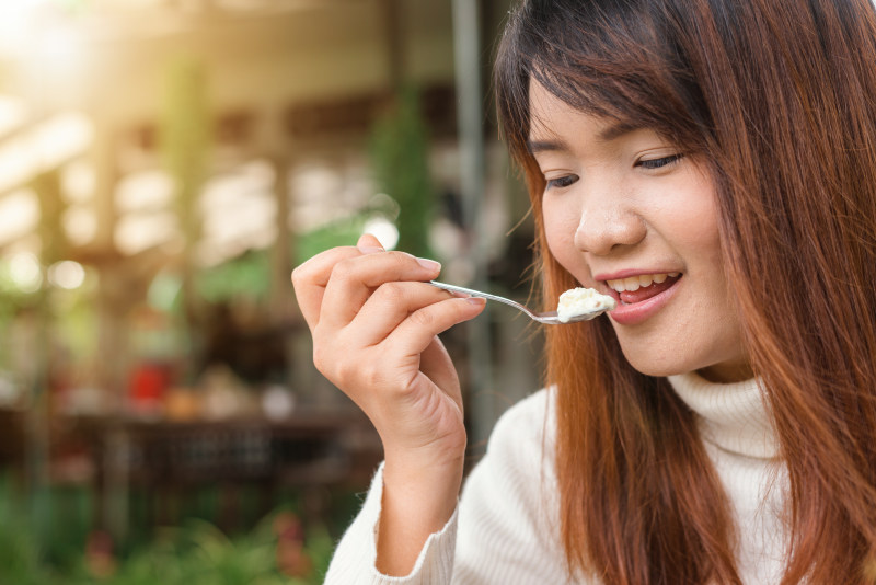 一个拿着勺子想吃白色食物的女人|乳制品,享受,人,人类,勺子,单身,吃,坐,女人,女孩,女性,奶油,室内,年轻,微笑,快乐,时尚,模糊的背景,漂亮,特写,甜,甜点,白色,美丽,美味,脸,迷人,酸奶,食物,餐馆-海量高质量免版权图片素材-设计师素材-摄影图片-mitapix-美塔图像