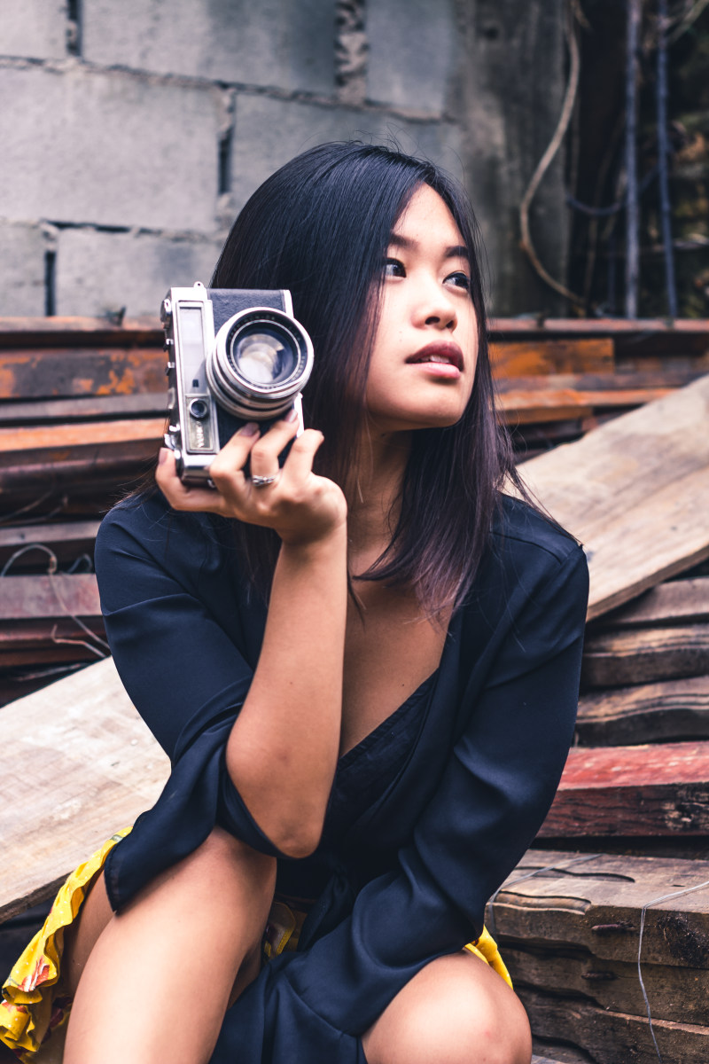 女人抱着黑色单反相机Woman Holding Black Slr Camera|attractive,Beautiful,Camera,Cute,dslr camera,face,facial expression,girl,pose,posture,pretty,sexy,style,woman,单反相机,可爱,女人,女孩,姿势,性感,有吸引力,漂亮,相机,美丽,脸,面部表情,风格-海量高质量免版权图片素材-设计师素材-摄影图片-mitapix-美塔图像