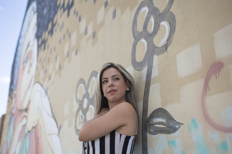 站立的妇女，当倾斜在街道画墙壁Standing Woman While Leaning on Graffiti Wall|attractive,Beautiful,closeup,elegant,eyes,face,facial expression,pose,pretty,reclining,sexy,skin,style,woman,Young,俏丽,典雅,妇女,姿势,年轻,性感,斜倚,有吸引力,样式,特写镜头,皮肤,眼睛,美丽,表情,面孔-海量高质量免版权图片素材-设计师素材-摄影图片-mitapix-美塔图像