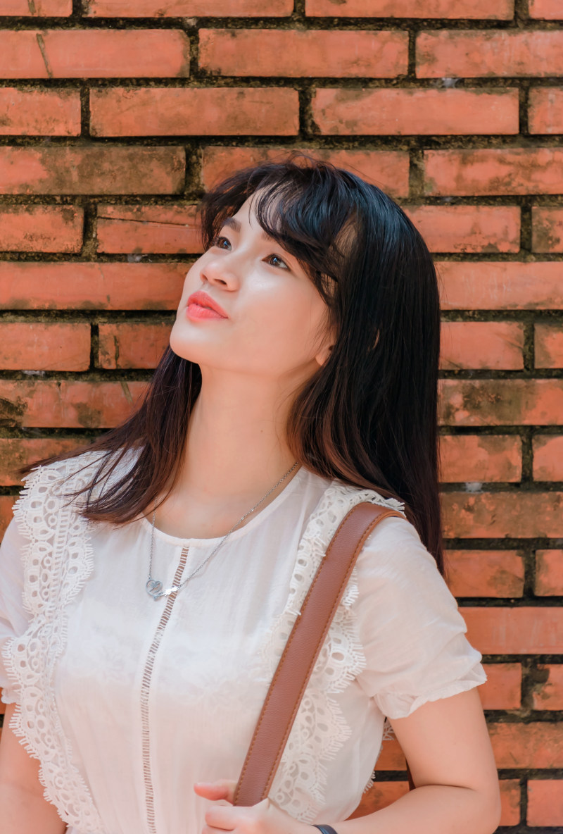 站立在砖墙前面的妇女查寻Woman Standing in Front of Brick Wall Looking Up|attractive,Beautiful,Cute,dress,face,Fashion,girl,glamour,hair,hairstyle,looking,model,person,Portrait,pose,pretty,sexy,style,wall,wear,woman,人,俏丽,发型,墙壁,头发,女人,女孩,姿势,性感,时尚,有吸引力,样式,模型,画象,看,礼服,穿戴,美丽,逗人喜爱,面孔,魅力-海量高质量免版权图片素材-设计师素材-摄影图片-mitapix-美塔图像