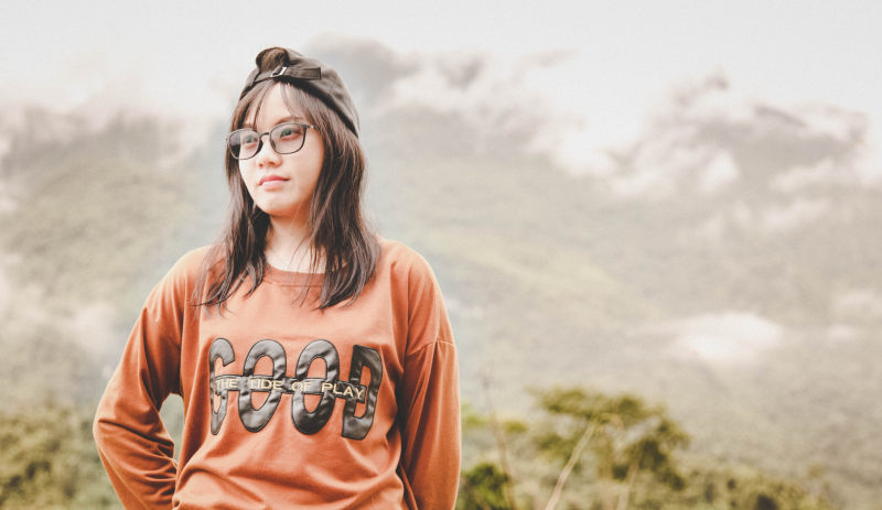 站在山前面的女人Woman Standing on Ground on Front of Mountain|attractive,Beautiful,Fashion,female,girl,lady,person,pretty,style,woman,人,女人,女士,女孩,女性,时尚,有吸引力,漂亮,美丽,风格-海量高质量免版权图片素材-设计师素材-摄影图片-mitapix-美塔图像