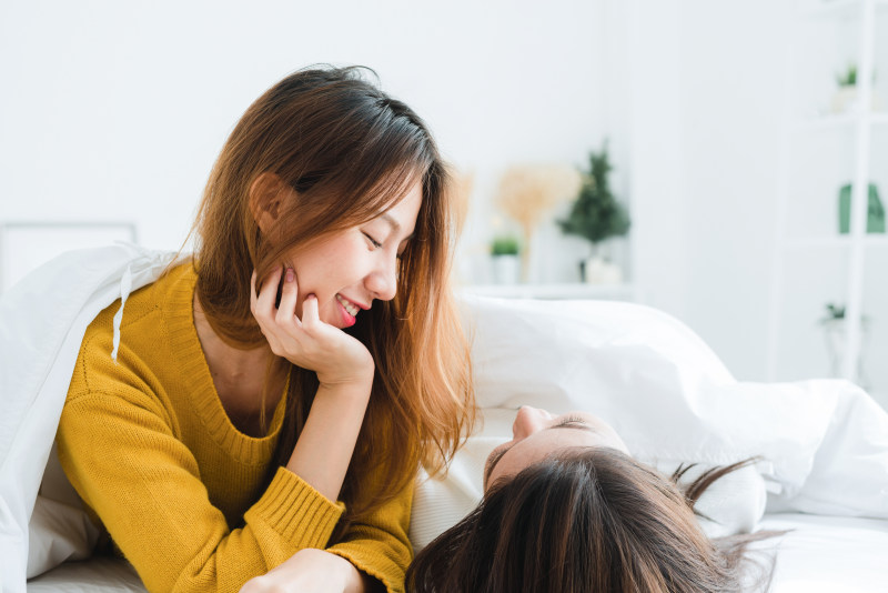 女人穿运动衫躺在白色的床垫Woman Wearing Sweatshirt Lying on White Mattress|attractive,bed,bedroom,blanket,casual,females,friends,furniture,girlfriend,girls,Happy,indoors,lying,People,pretty,room,Smile,together,wear,women,Young,一起,人,休闲,卧室,在室内,女孩,女性,女朋友,妇女,家具,床,微笑,快乐,房间,有吸引力,朋友,毛毯,漂亮,穿,躺,青年-海量高质量免版权图片素材-设计师素材-摄影图片-mitapix-美塔图像