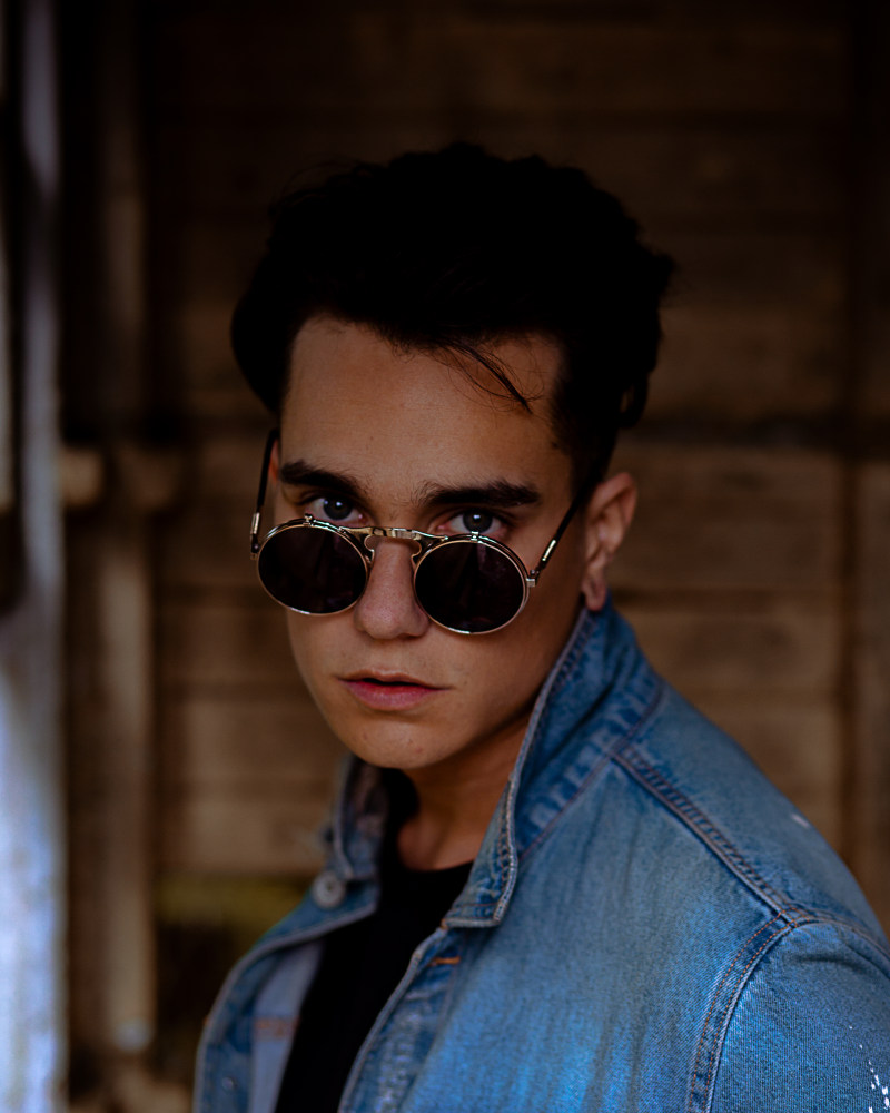 男人穿牛仔夹克的照片Photo of Man Wearing Denim Jacket|attractive,Blur,denim jacket,depth of field,eyewear,facial expression,Fashion,fashionable,Focus,goodlooking,guy,handsome,looking,male,Man,model,person,photoshoot,Portrait,pose,style,sunglasses,wear,人,太阳镜,好看,姿势,家伙,拍摄,时尚,景深,有吸引力,模型,模糊,焦点,牛仔夹克,男人,男性,看起来,眼镜,穿,肖像,英俊,面部表情,风格-海量高质量免版权图片素材-设计师素材-摄影图片-mitapix-美塔图像