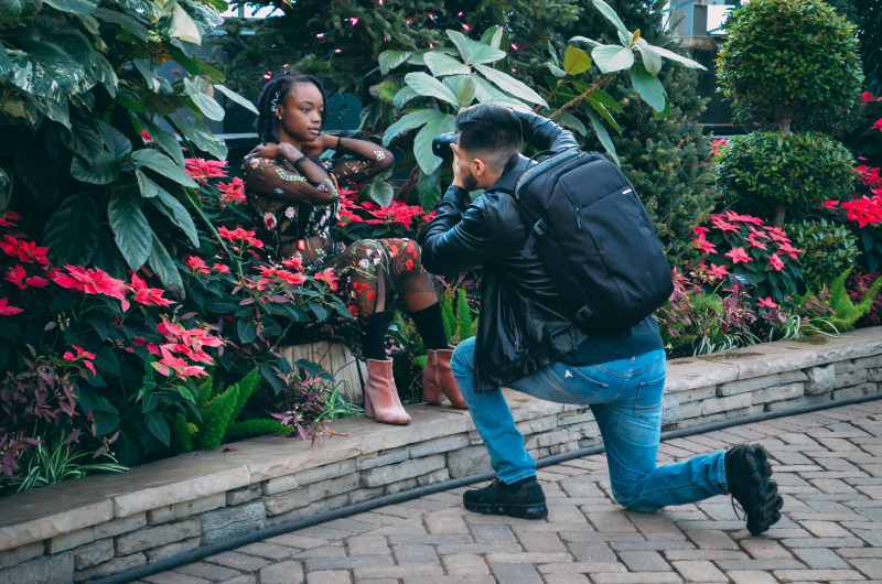 男人拍照的的女人坐在长椅旁边的植物和花朵Man Taking Photo of a Woman Sitting on Bench Beside Plants and Flowers|在户外,女人,性感的,拍的,摄影师,有吸引力的,构成,模型,穿-海量高质量免版权图片素材-设计师素材-摄影图片-mitapix-美塔图像