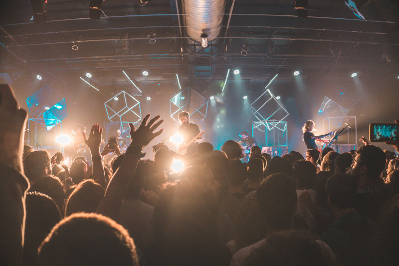 群人在舞台的前面Group of People in Front of Stage|audience,band,Blur,concert,crowd,energy,Hands,Lights,Music,musician,People,performance,show,singer,spotlight,stage,乐队,人,人群,手,模糊,歌手,灯光,聚光灯,能源,表演,观众,阶段,音乐,音乐会,音乐家-海量高质量免版权图片素材-设计师素材-摄影图片-mitapix-美塔图像