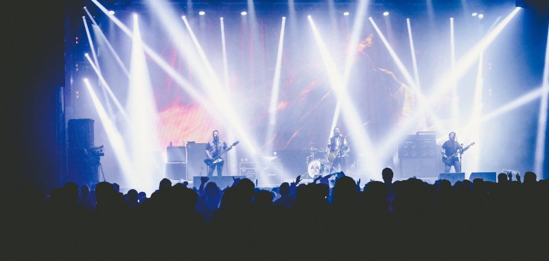 人群在音乐音乐会上的全景视图Panoramic View of Crowd at Music Concert|audience,band,bright,concert,crowd,Lights,Music,musicians,People,performance,smoke,spotlight,stage,乐队,人,人群,明亮,灯光,烟雾,聚光灯,舞台,表演,观众,音乐,音乐会,音乐家-海量高质量免版权图片素材-设计师素材-摄影图片-mitapix-美塔图像