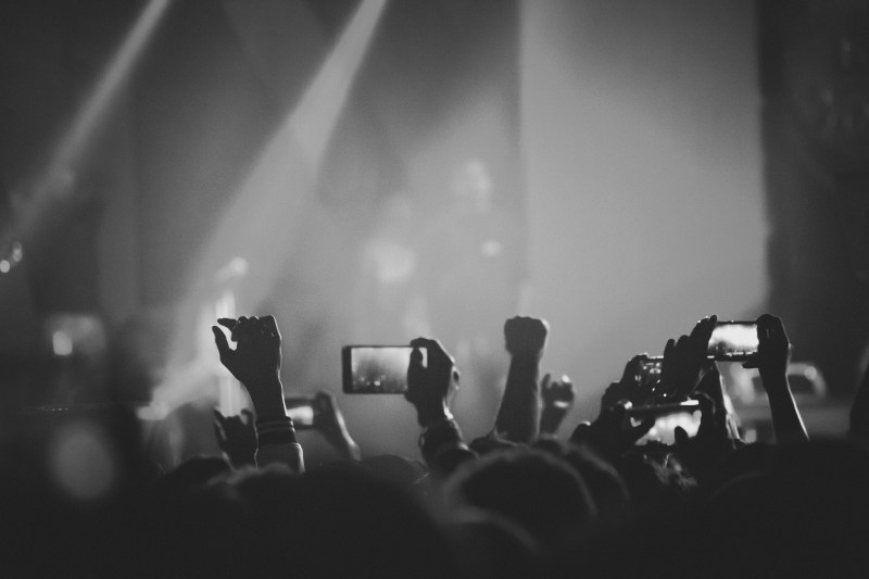 灰度摄影的人拿着智能手机,而视频Grayscale Photography of People Holding Smartphones While Taking Videos|人,人群,关注的焦点,手,模糊,歌手,灯,聚光灯,观众,阶段,黑色和白色-海量高质量免版权图片素材-设计师素材-摄影图片-mitapix-美塔图像