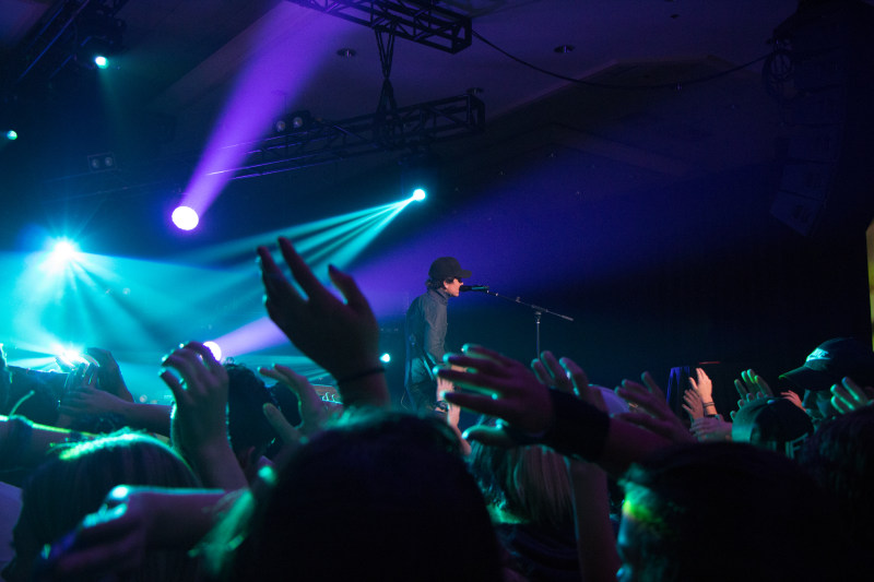 人在舞台上唱歌的舞台灯光人群附近Man Singing on Stage With Stage Lights Near Crowd|事件,人,人群,场地,夜生活,娱乐,性能,显示,歌手,灯,男人,聚光灯,观众,阶段,音乐,音乐会,音乐家,麦克风-海量高质量免版权图片素材-设计师素材-摄影图片-mitapix-美塔图像