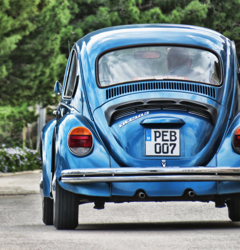 蓝色的大众甲壳虫Blue Volkswagen Beetle|auto,automobile,automotive,beetle,Blue,bumper,Car,Chrome,Classic,classic car,Drive,driver,engine,fast,headlight,Hood,power,Retro,road,traffic,transportation system,Vehicle,vintage,volkswagen,vw,vw beetle,vw甲虫,wheel,交通,保险杠,复古,大众,年份,引擎,引擎盖,快速,汽车,甲壳虫,电源,经典,经典汽车,自动,蓝色,车灯,车辆,轮子,运输系统,道路,铬,驱动器,驱动程序-海量高质量免版权图片素材-设计师素材-摄影图片-mitapix-美塔图像