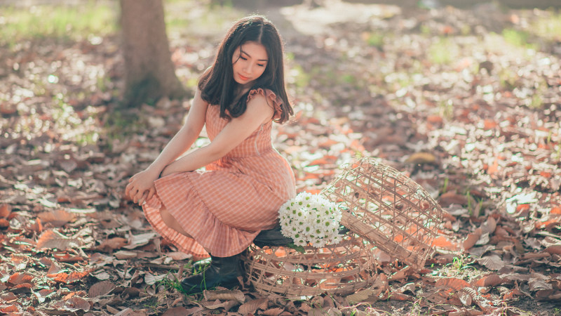 坐在花束旁的女人|人,休闲,公园,可爱,叶子,女人,女孩,姿势,年轻,微笑,户外,摄影,放松,日光,时尚,服饰,枯叶,树,树林,模特,模糊,白花,秋天,穿着,美丽,肖像,花,花束,花篮,草,落叶,风格-海量高质量免版权图片素材-设计师素材-摄影图片-mitapix-美塔图像