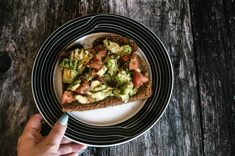 人拿着盘子食物Person Holding Plate With Food|avocado,bread,breakfast,cooking,cuisine,delicious,diet,dinner,dish,eating healthy,epicure,food,Hand,healthy,lunch,meal,meat,mouth-watering,pepper,plate,table,tasty,toast,vegetable,wooden,一方面,令人垂涎,健康,健康饮食,午餐,吃饭,早餐,晚餐,木质,桌子,烤面包,烹饪,盘子,美味,美食,美食家,肉,胡椒,菜,蔬菜,面包,食物,饮食,鳄梨-海量高质量免版权图片素材-设计师素材-摄影图片-mitapix-美塔图像