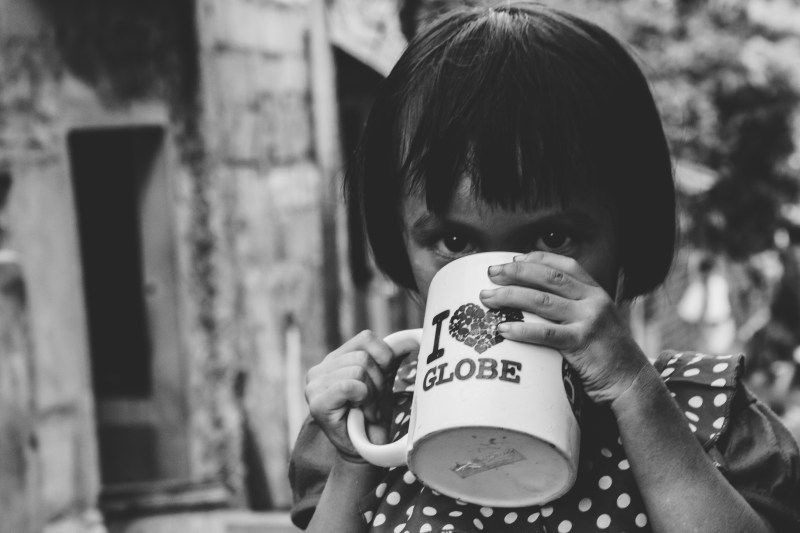 灰度摄影女孩喝水的杯子Grayscale Photography of Girl Drinking Water on Mug|人,全球,喝,在户外,女孩,婴儿,孩子,手,持有,是清白的,杯子,特写镜头,的脸,穿,肖像,街,黑白,黑色和白色-海量高质量免版权图片素材-设计师素材-摄影图片-mitapix-美塔图像