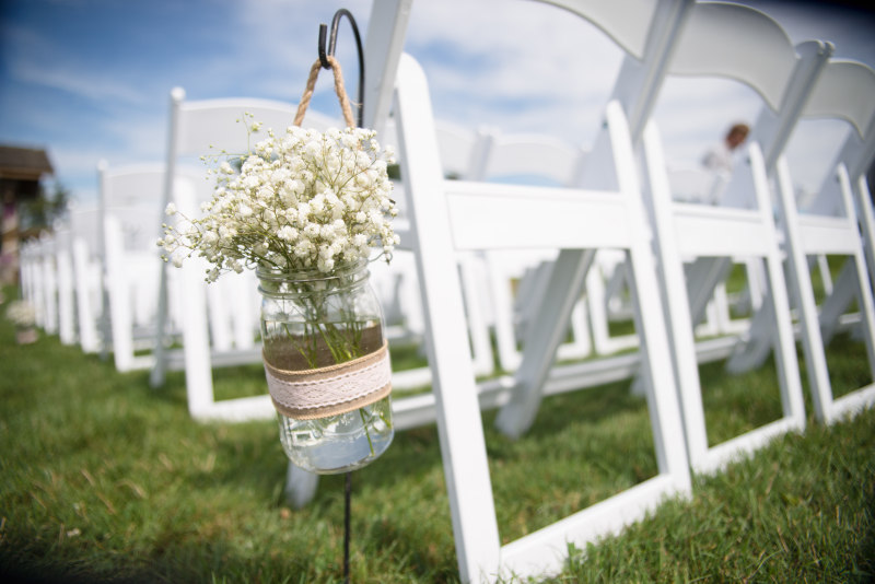 选择聚焦摄影的婴儿的呼吸鲜花在玻璃罐中Selective Focus Photography of Baby’s-Breath Flowers in Glass Jar|仪式,在户外,婚礼,婴儿的呼吸,景深,有选择性的重点,木制椅子,椅子,植物,植物区系,模糊,水,玻璃罐,精致的,花,草,草坪上-海量高质量免版权图片素材-设计师素材-摄影图片-mitapix-美塔图像