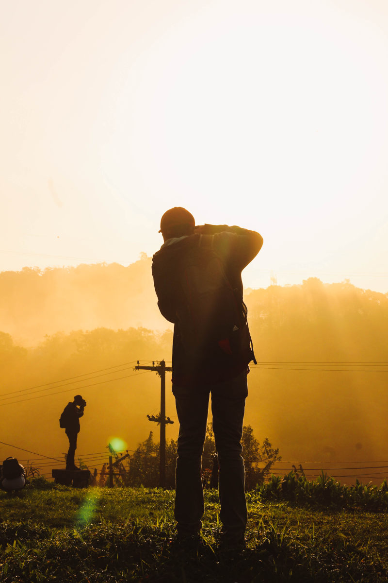 人拍照的照片Photo of Person Taking Picture|back view,Dawn,dusk,golden horizon,Grass,grass field,leisure,outdoors,person,photographers,Sky,snap,standing,sun,sun glare,sunlight,taking photo,taking picture,utility pole,人,休闲,后视图,天空,太阳,太阳眩光,常规,户外,拍照,按钮,摄影师,电线杆,草,草地,金色地平线,阳光,黄昏,黎明-海量高质量免版权图片素材-设计师素材-摄影图片-mitapix-美塔图像