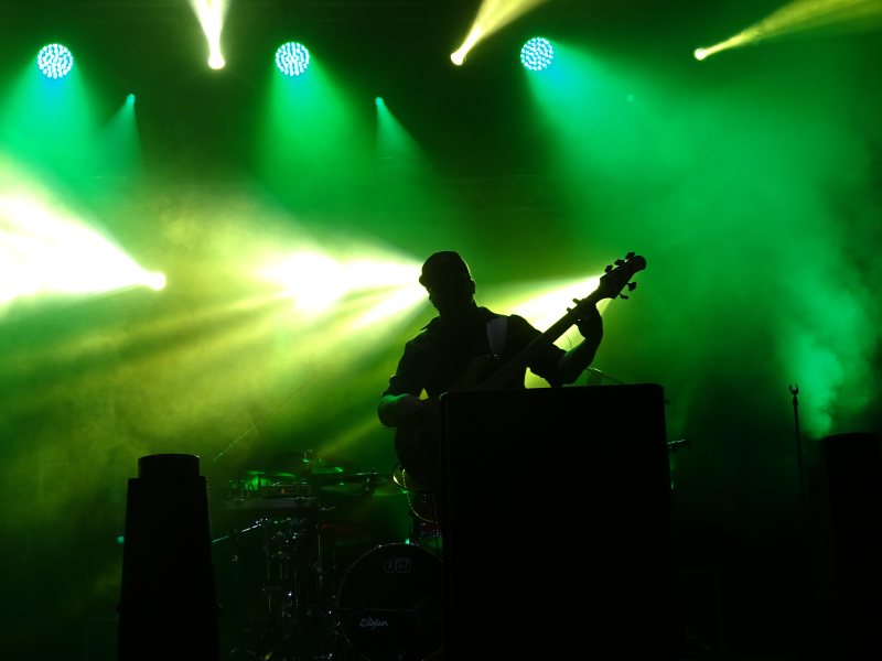 男人在舞台上弹吉他Man Playing Guitar on Stage|Backlit,band,bass guitar,Celebration,club,concert,energy,event,festival,guitar,guitarist,Light,Lights,Music,musician,nightclub,nightlife,party,performance,recreation,silhouette,singer,sound,stadium,stage,string instrument,乐队,事件,低音吉他,体育场,俱乐部,光,剪影,吉他,吉他手,声音,夜总会,夜生活,娱乐,庆祝活动,弦乐器,性能,歌手,灯,聚会,背光,能源,舞台,节日,音乐,音乐会,音乐家-海量高质量免版权图片素材-设计师素材-摄影图片-mitapix-美塔图像