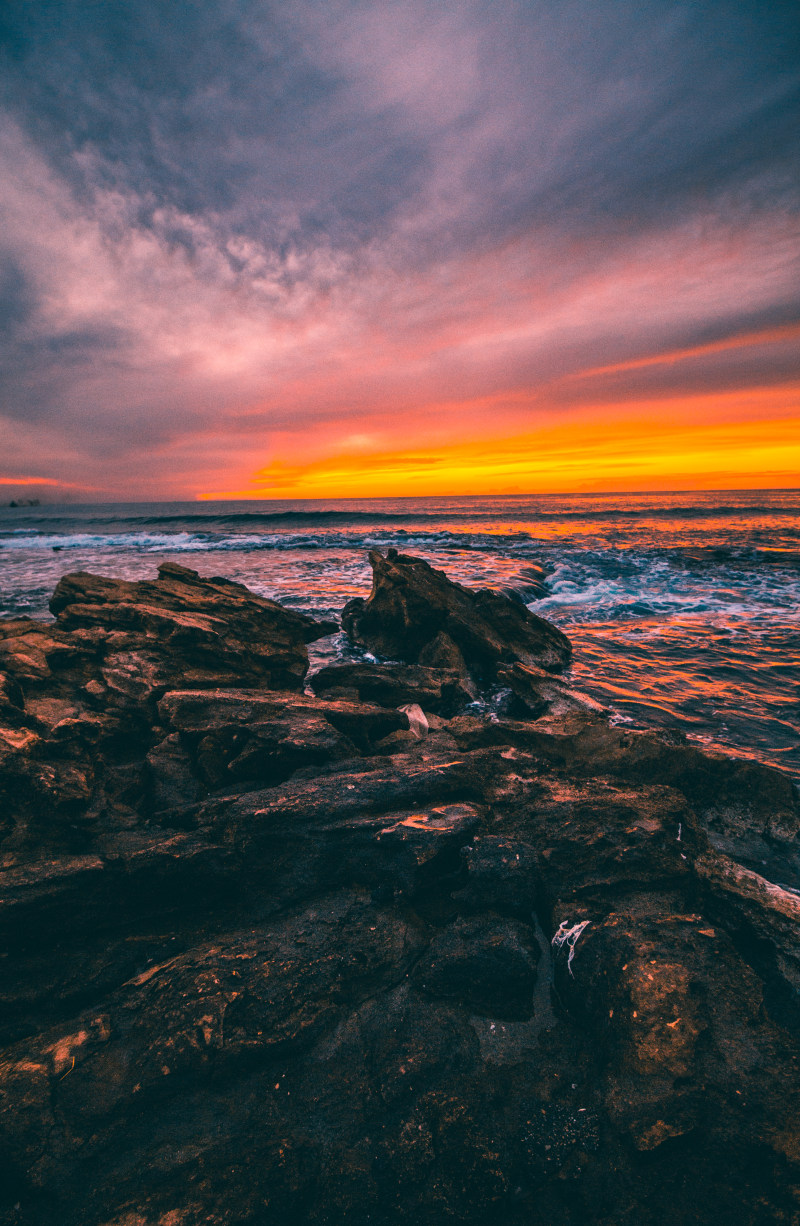 在黄昏期间棕色岩石在水体旁边Brown Rocks Beside Body of Water during Dusk|Backlit,beach,Clouds,Dawn,dusk,evening,golden hour,golden sun,horizon,island,landscape,Light,nature,Ocean,outdoors,rocks,scenic,Sea,seascape,seashore,Sky,sun,sun light,sunrise,sunset,Travel,Water,waves,云彩,光,地平线,天空,太阳,岩石,户外,旅行,日出,日落,晚上,水,波浪,海,海岛,海景,海洋,海滨,海滩,背光,自然,金黄太阳,金黄小时,阳光,风景,黄昏,黎明-海量高质量免版权图片素材-设计师素材-摄影图片-mitapix-美塔图像