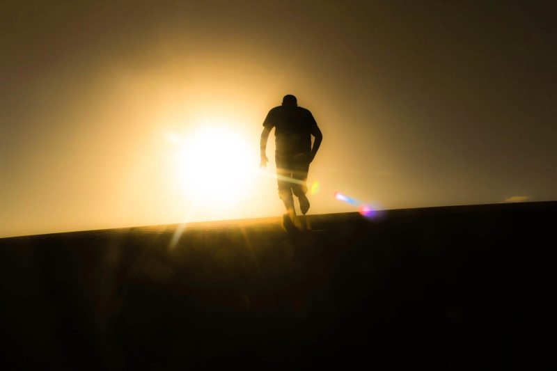 后视图的剪影男子反对天空在日落期间Rear View of Silhouette Man Against Sky during Sunset|Backlit,Blur,dark,Dawn,desert,dusk,landscape,Light,Man,outdoors,silhouette,Sky,sun,sunbeam,sunrays,sunrise,sunset,光,剪影,天空,太阳,户外,日出,日落,景观,模糊,沙漠,男人,背光,阳光,黄昏,黎明,黑暗-海量高质量免版权图片素材-设计师素材-摄影图片-mitapix-美塔图像