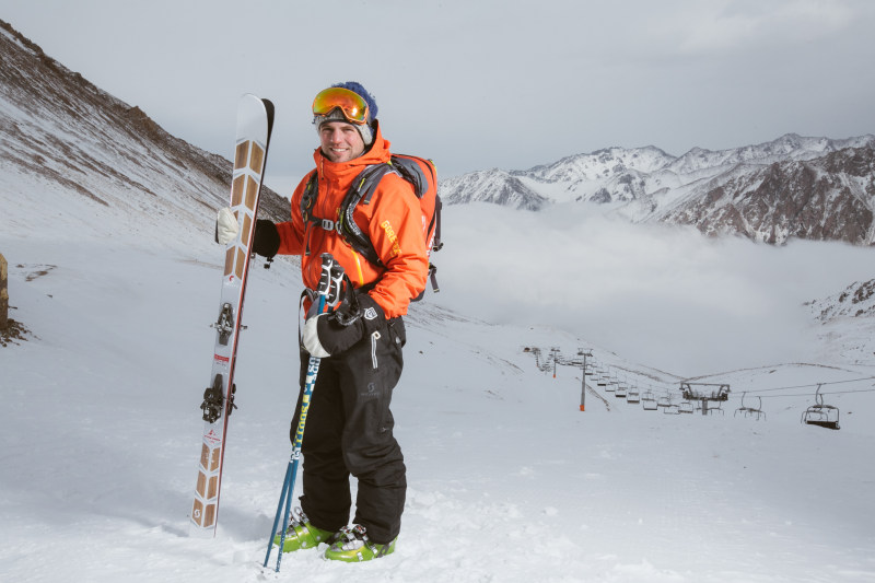 男人穿橙色和黑色与滑雪缆车附近设置在雪雪衫裤Man Wearing Orange and Black Snowsuit With Ski Set on Snow Near Cable Cars|下坡,云,人,体育运动,冬天的风景,冰,冷,在户外,坡,娱乐,山,山峰,护目镜,日光,景观,滑雪,滑雪场,滑雪胜地,男人,白天,白雪皑皑的山脉,缆车,背包,自然,雪,霜,风景优美的,高-海量高质量免版权图片素材-设计师素材-摄影图片-mitapix-美塔图像