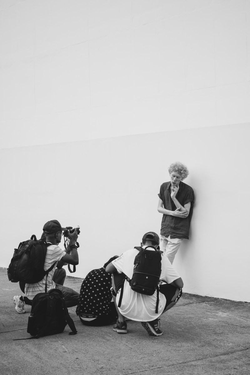 单色摄影的人靠在墙上Monochrome Photography of Man Leaning on Wall-backpacks,blackandwhite,Camera,device,DSLR,dslr camera,grayscale,leaning,male,male model,Man,model,monochrome,outdoors,pavement,photographers,photoshoot,posing,recreation,standing,Technology,wall,倾斜,单反相机,单色,娱乐,户外,技术墙,拍摄,摄影师,构成,模型,灰度,男人,男性,男模特,相机,站立,背包,设备,路面,黑白-海量高质量免版权图片素材-设计师素材-摄影图片-mitapix-美塔图像