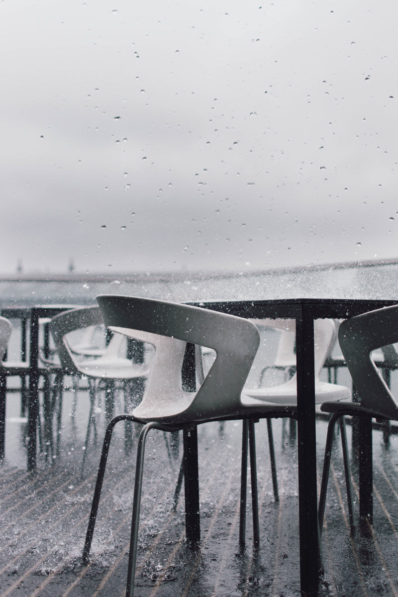 雨天的灰度摄影|下雨,倒影,坏天气,天气,季节,寒冷,座位,户外,桌子,椅子,水,海洋,海滩,湖泊,空荡荡,街道,雨滴,雪,风景,黑白-海量高质量免版权图片素材-设计师素材-摄影图片-mitapix-美塔图像