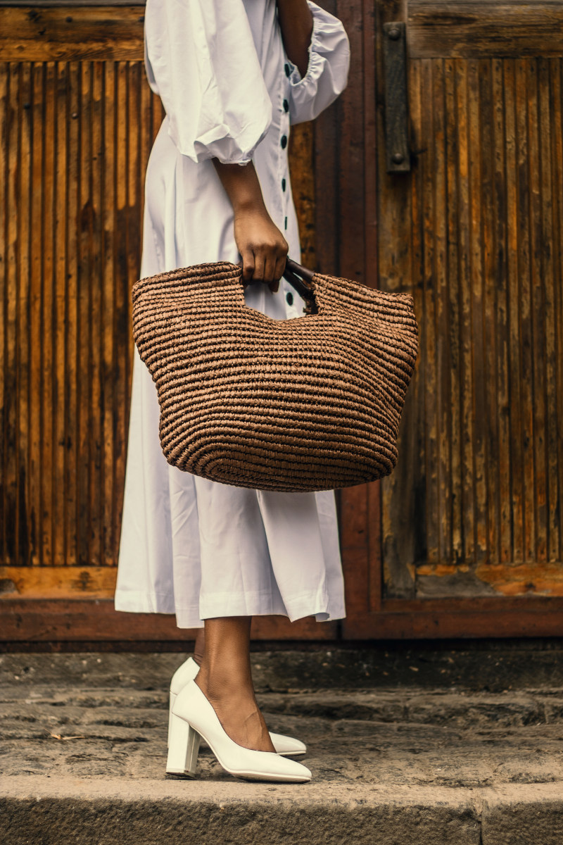 女人抱着棕色袋子附近布朗木制SurfacWoman Holding Brown Bag Near Brown Wooden Surfac|bag,bright,Daylight,daytime,door,dress,Fashion,fashionable,female,female model,feminine,femininity,footwear,girl,heels,lady,model,outdoors,outfit,person,photoshoot,pose,posing,Shoes,Street,wear,White,white dress,white shoes,woman,women's shoes,Young,人,女人,女士,女孩,女性,女性气质,女模特,女鞋,年轻,户外,拍摄,摆姿势,时尚,明亮,构成,模型,白天,白色,白色连衣裙,白鞋,穿,街道,衣服,袋,门,鞋子,鞋类,高跟鞋-海量高质量免版权图片素材-设计师素材-摄影图片-mitapix-美塔图像