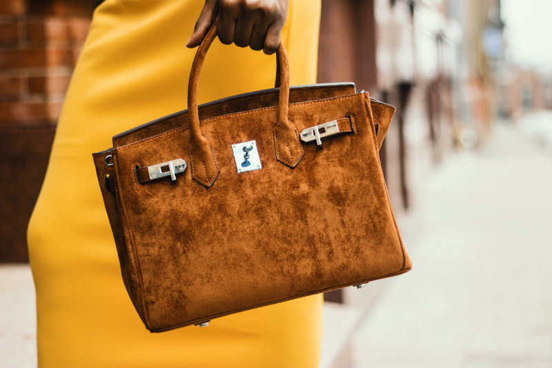 女人穿着棕色皮革手提包Woman Wearing Brown Leather Tote Bag|bag,brown bag,classy,Contemporary,daytime,dress,Fashion,fashionable,female,female model,girl,handle,lady,leather,metals,model,outdoors,outfit,person,photoshoot,pose,Street,style,wear,woman,yellow,人,优雅,句柄,女人,女士,女孩,女性,女模特,当代,户外,拍摄,时尚,服饰,构成,棕色袋,模型,白天,皮革,穿,街道,衣服,袋,金属,风格,黄色的-海量高质量免版权图片素材-设计师素材-摄影图片-mitapix-美塔图像