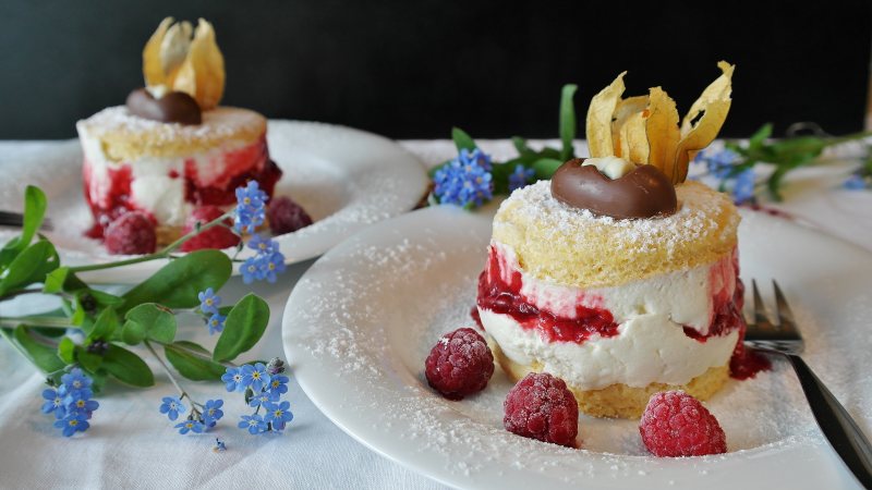 白色糖衣和巧克力蛋糕Cakes With White Icing and Chocolates-bake,baked,baking,berry,cake,candy,chocolate,coffee break,cream,creamy,delicious,dessert,eat,egg,flour,Flowers,food,fork,fruit,homemade,ice cream,indulgence,meal,nutritious,pastry,plates,raspberries,red,spring,still life,strawberry,sugar,Sweet,tasty,two,vanilla,White,两个,冰淇淋放纵,叉子,吃,咖啡休息,奶油,巧克力,春天,板,水果,浆果,烘烤,烤,甜,甜点,白,糕点,糖,糖果,红色,美味,自制,草莓,营养丰富,蛋糕,覆盆子,静物,面粉,食品,餐,香草,鲜花,鸡蛋-海量高质量免版权图片素材-设计师素材-摄影图片-mitapix-美塔图像