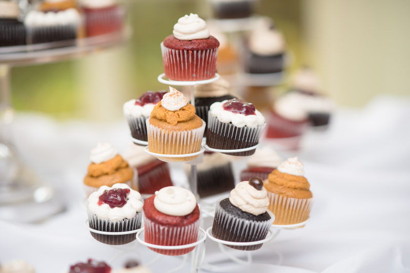 白色的架子上蛋糕的照片Photo of Cupcakes on White Rack|免版税图片,方,景深,架,模糊,烤,烤好,焦点,甜点,糕点,糖果,糖衣,纸杯蛋糕,美味的,美食家,食物-海量高质量免版权图片素材-设计师素材-摄影图片-mitapix-美塔图像