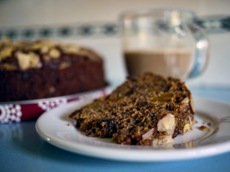 白色的陶瓷板切蛋糕Sliced Cake on White Ceramic Plate|baked,baked goods,baking,berry,bokeh,cake,chocolate,coffee,cookie,dairy product,delicious,dessert,epicure,food,fruit,homemade,indulgence,nut,pastry,plate,still life,sugar,Sweet,tasty,乳制品,咖啡,国产,巧克力,放纵,散景,板,水果,浆果,烘焙,烘焙食品,烤,甜,甜点,糕饼,糖,美味,美食,蛋糕,螺母,静物,食品,饼干-海量高质量免版权图片素材-设计师素材-摄影图片-mitapix-美塔图像