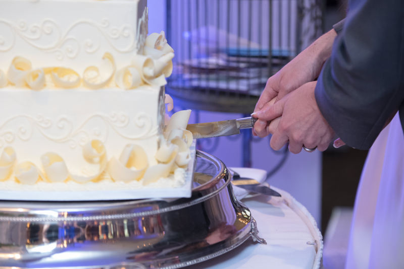 两切蛋糕Couple Slicing Cake|刀,切割,夫妇,婚礼蛋糕,手,放纵,新娘和新郎,焙烤食品,甜点,甜蜜的,糕点,美味的,蛋糕-海量高质量免版权图片素材-设计师素材-摄影图片-mitapix-美塔图像