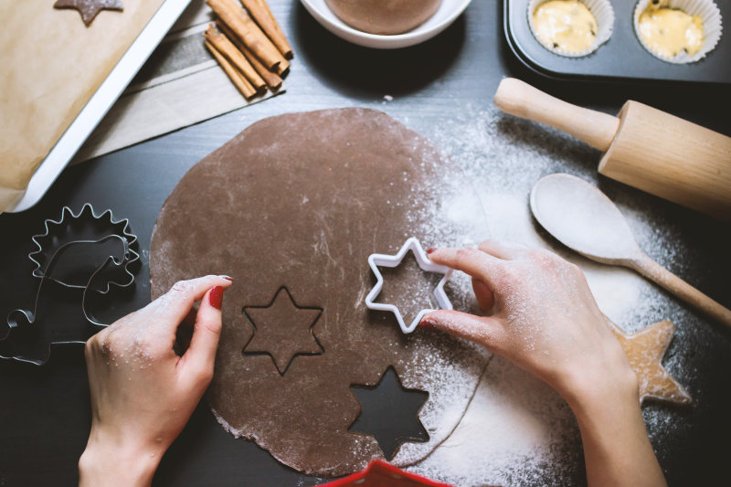 人拿着白色六角烤模Person Holding White Hexagonal Baking Mold|bakery,baking,Blur,candy,chocolate,Close-up,confectionery,cookie,cooking,cupcake,delicious,dessert,dough,flour,Focus,food,Hand,Hands,homemade,indulgence,pastry,preparation,rolling pin,spoon,sugar,Sweet,sweets,table,准备,勺子,巧克力,手,擀面杖,放纵,模糊,烘焙,烹饪,焦点,甜,甜点,糕点,糖,糖果,美味,自制,蛋糕,表,面包店,面团,面粉,食品,饼干-海量高质量免版权图片素材-设计师素材-摄影图片-mitapix-美塔图像