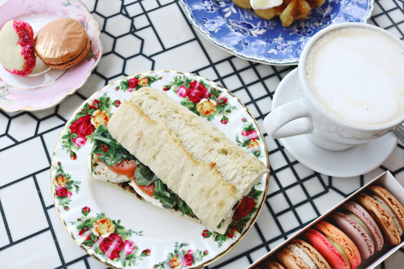 Roti面包和蔬菜在板上Roti Bread and Veggies on Plate-bakery,bread,breakfast,Café,cake,closeup,coffee,coffee cup,cookies,cream,cup,delicious,Focus,food,food photography,healthy,Hot,meal,pastry,plates,sandwich,saucer,sweets,table,tasty,yummy,三明治,健康,咖啡,咖啡杯,咖啡馆,奶油,好吃,早餐,杯,热,焦点,特写,盘子,糕点,糖,美味,蛋糕,表,面包,面包店,飞碟,食品,食品摄影,餐,饼干-海量高质量免版权图片素材-设计师素材-摄影图片-mitapix-美塔图像