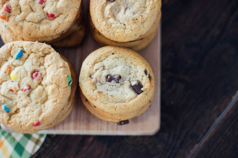 布朗架子上烤的饼干Baked Cookies on Brown Rack|对待,巧克力,甜点,糖果,面包店,饼干-海量高质量免版权图片素材-设计师素材-摄影图片-mitapix-美塔图像