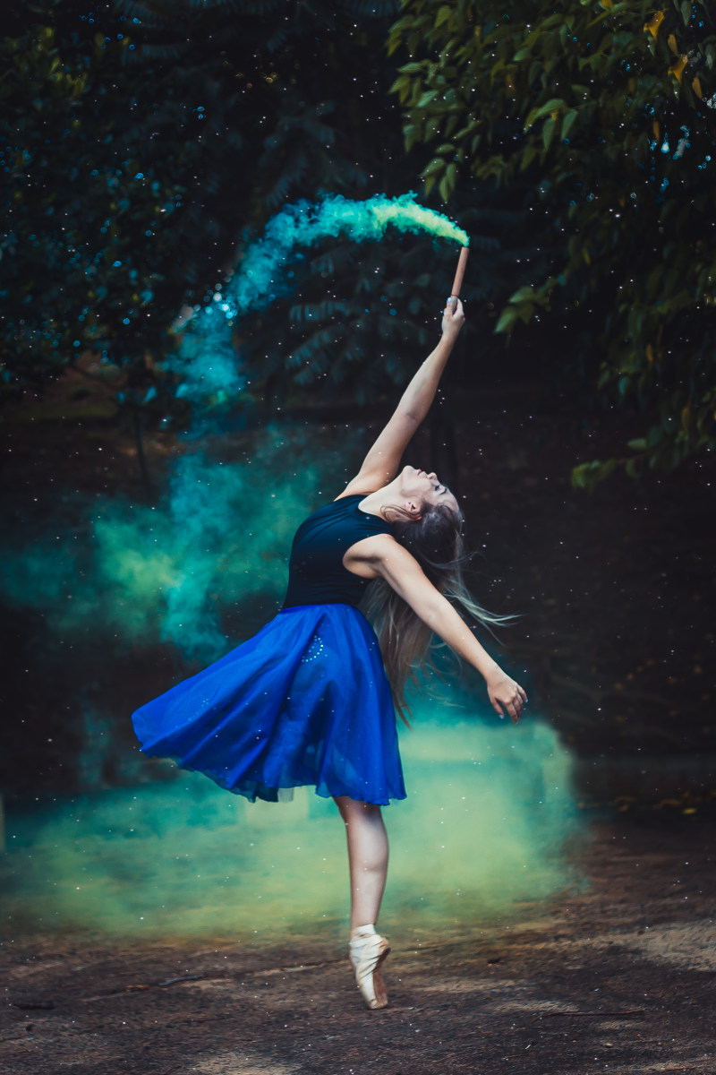 女人站在一只脚和耀斑棒附近的树木Woman Standing by One Foot and Holding Flare Stick Near Trees|balance,ballerina,ballet,ballet dancer,ballet shoes,Beautiful,Dance,dancer,dancing,dress,Fashion,female,flair,girl,outdoors,person,pose,position,smoke,Trees,wear,woman,人,位置,天赋,女子,女孩,女性,平衡,户外,时尚,服饰,构成,树木,烟,磨损,美丽,舞者,舞蹈,芭蕾舞团,芭蕾舞女演员,芭蕾舞演员,芭蕾舞鞋,跳舞-海量高质量免版权图片素材-设计师素材-摄影图片-mitapix-美塔图像