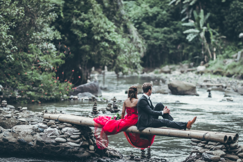 男人和女人坐在竹子Man And Woman Sitting On Bamboos|丛林,人,在一起,在户外,夫妇,女人,女孩,婚姻,巴厘岛,水,河,浪漫的,热带雨林,男人,男性,的关系-海量高质量免版权图片素材-设计师素材-摄影图片-mitapix-美塔图像