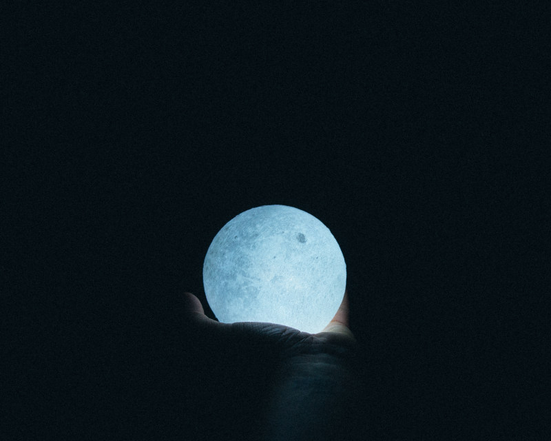 特写照片的人拿着月亮灯Close-Up Photo Of Person Holding Moon Lamp|光,悲观的,手,持有,月亮,水晶球,照亮,球,轮,黑暗-海量高质量免版权图片素材-设计师素材-摄影图片-mitapix-美塔图像