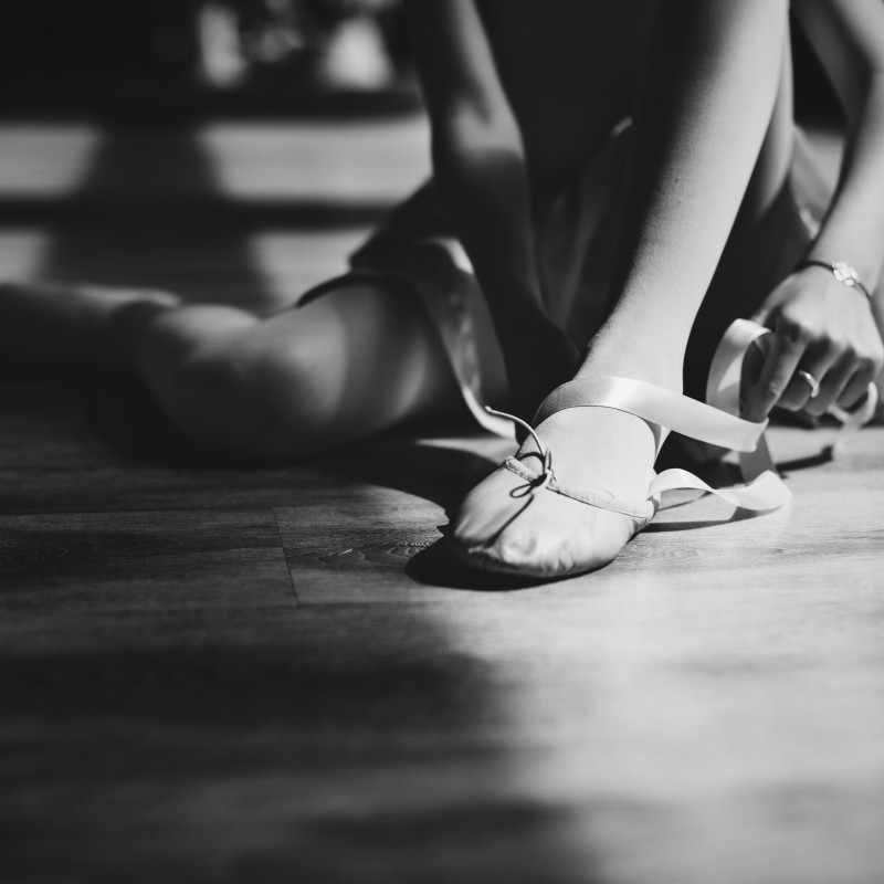 芭蕾舞女演员穿上她的鞋子Ballerina Putting Her Shoes|ballet shoes,black-and-white,blackandwhite,foot,Shoes,脚,芭蕾舞鞋,鞋,黑白-海量高质量免版权图片素材-设计师素材-摄影图片-mitapix-美塔图像