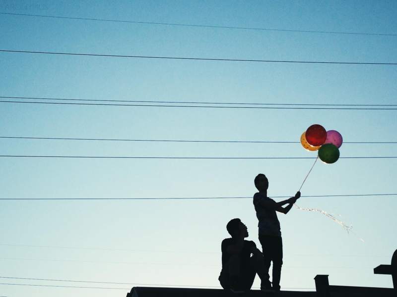 男子在白天Men Holding Red Pink and Yellow Balloon Under Blue Sky during Daytime|balloons,birthday,People,silhouette,Sky,人,剪影,天空举行红色粉红色和黄色气球在蓝天下,气球,生日-海量高质量免版权图片素材-设计师素材-摄影图片-mitapix-美塔图像