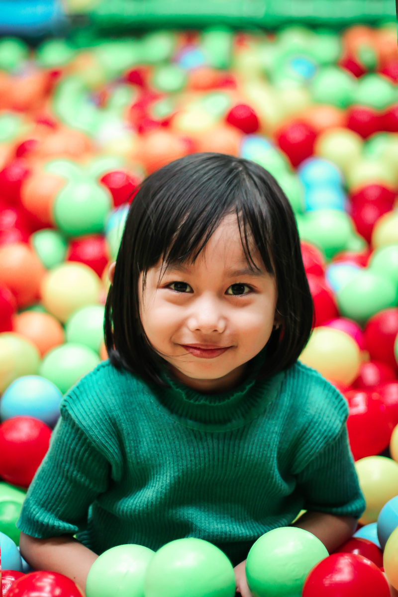 女孩穿着绿色针织衬衫Girl Wearing Green Knit Shirt|balls,Blur,Child,childhood,enjoyment,face,girl,indoors,innocence,Kid,little,person,playing,pose,Smile,smiling,toddler,Young,享受,人,儿童,在室内,女孩,孩子,小,年轻,微笑,播放,无罪,构成,模糊,球,童年,脸,蹒跚学步-海量高质量免版权图片素材-设计师素材-摄影图片-mitapix-美塔图像