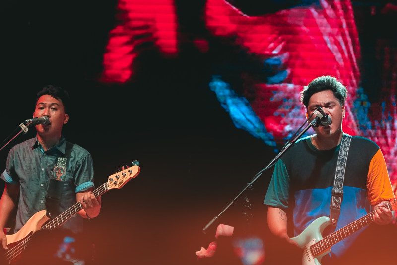 两位男性乐队成员在麦克风上演唱Two Male Band Members Singing on Microphones|band,concert,energy,entertainment,guitar,guitarist,instrument,Music,musician,performance,performer,singer,stage,stringed instrument,乐器,乐队,吉他,吉他手,娱乐,弦乐器,歌手,能量,舞台,表演,表演者,音乐,音乐会,音乐家-海量高质量免版权图片素材-设计师素材-摄影图片-mitapix-美塔图像