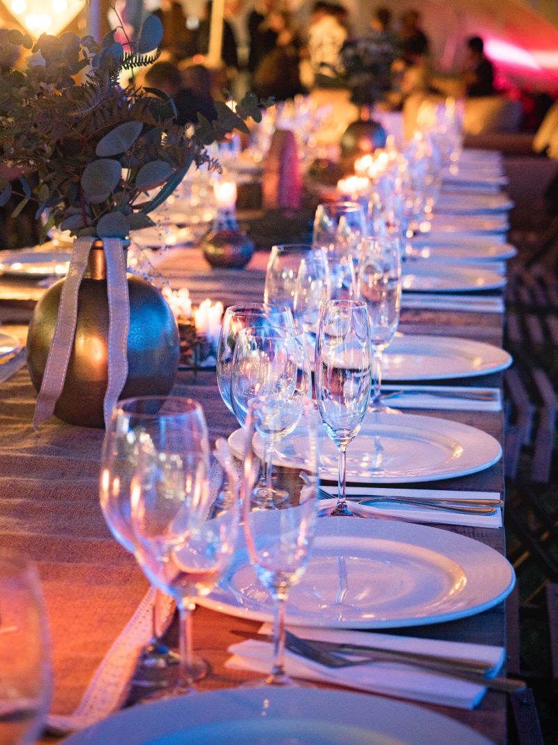 盘子,酒杯在桌子上Plates and Wine Glass on Table|宴会,接待,玻璃物品,盘子,花,葡萄酒杯,蜡烛,表,装饰,银器,餐具,餐桌上,餐饮,香槟杯-海量高质量免版权图片素材-设计师素材-摄影图片-mitapix-美塔图像